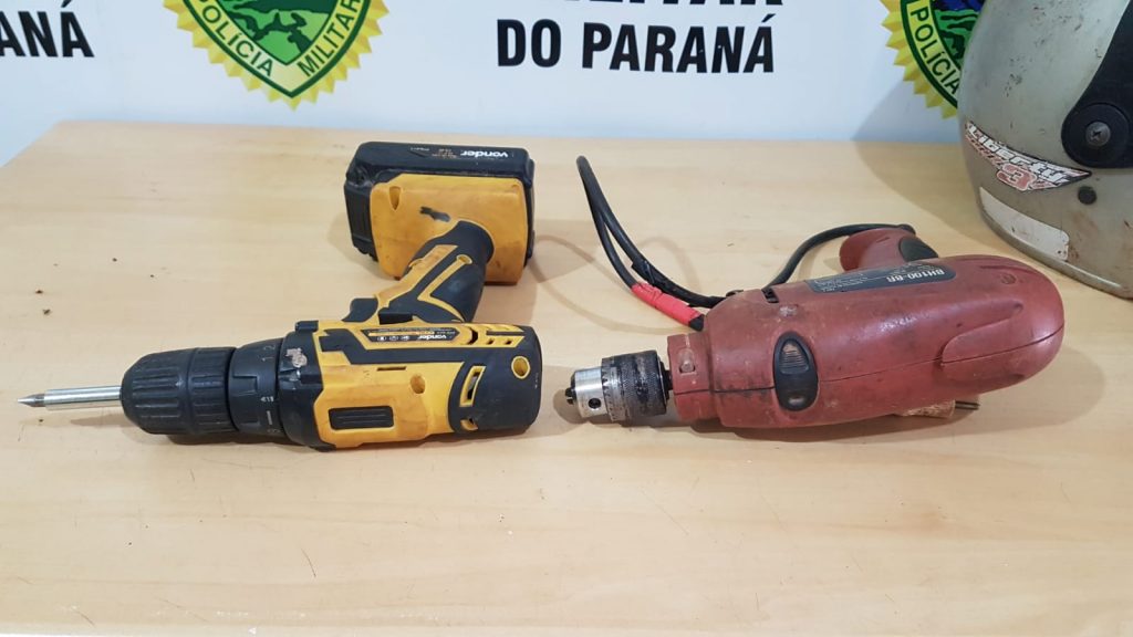 Casal é detido após furto de furadeira e parafusadeira Casal é detido após furto de furadeira e parafusadeira