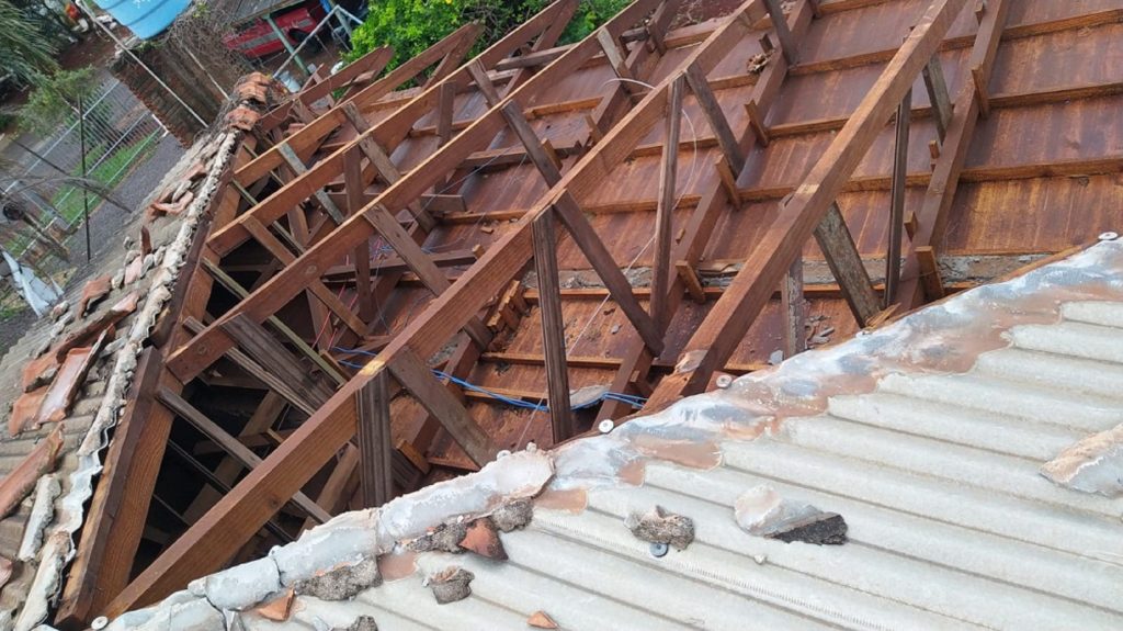 Chuva e ventos fortes mobilizam a Defesa Civil em Cascavel Chuva e ventos fortes mobilizam a Defesa Civil em Cascavel