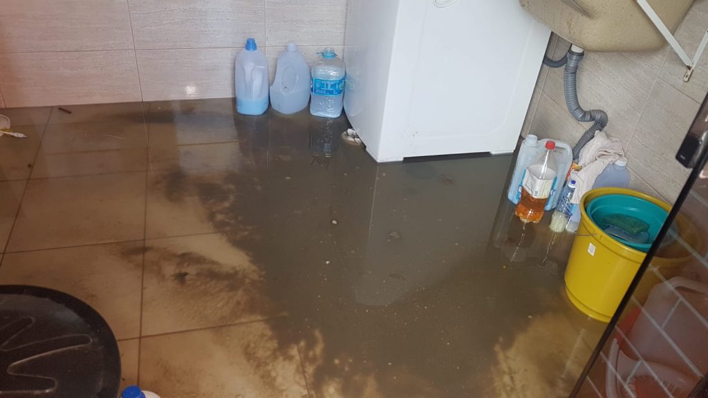 “Todo ano é isso! Chove forte e o esgoto volta para dentro da minha casa”, diz moradora do Bairro Floresta