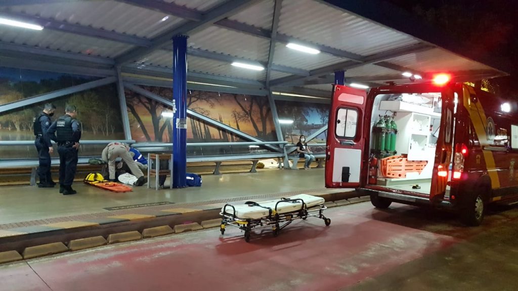 Homem de 58 anos cai e sofre corte na cabeça na estação central, em Cascavel; Siate foi mobilizado