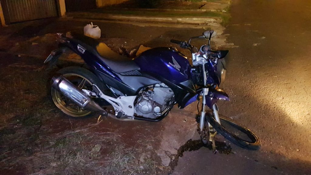 Forte colisão de moto contra poste deixa jovem de 23 anos com fratura na perna no Bairro Santa Cruz