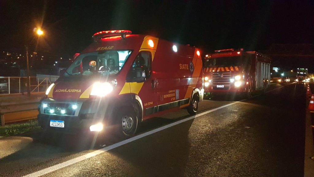 Homem morre atropelado por carro ao tentar atravessar a BR-277 a poucos metros de passarela de pedestres