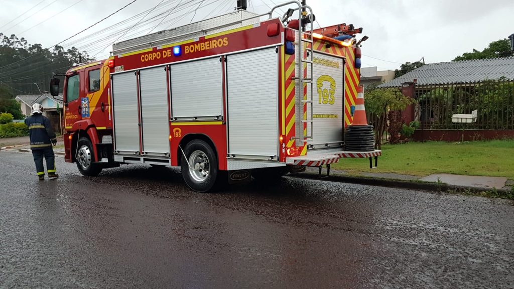 Moradores acionam Corpo de Bombeiros após suposto incêndio em residência no Bairro Santa Felicidade