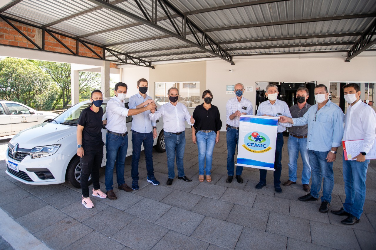 Pacheco entrega carro zero quilômetro para o CEMIC em Cascavel
