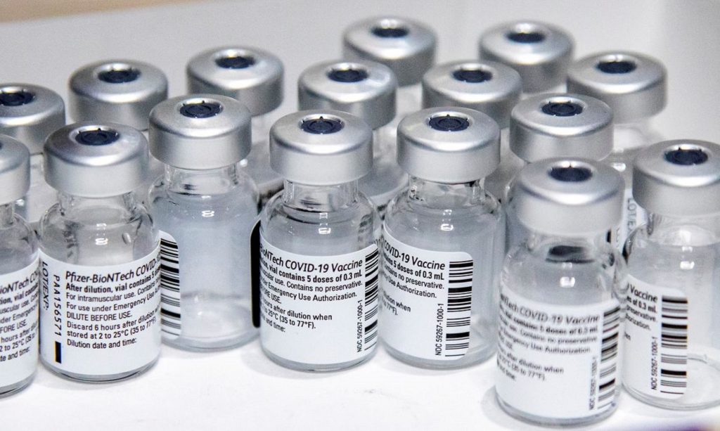 Para receber a segunda dose da Pfizer, pessoas que foram imunizadas com a primeira dose nos dias 12 e 13 de agosto podem procurar as unidades de saúde