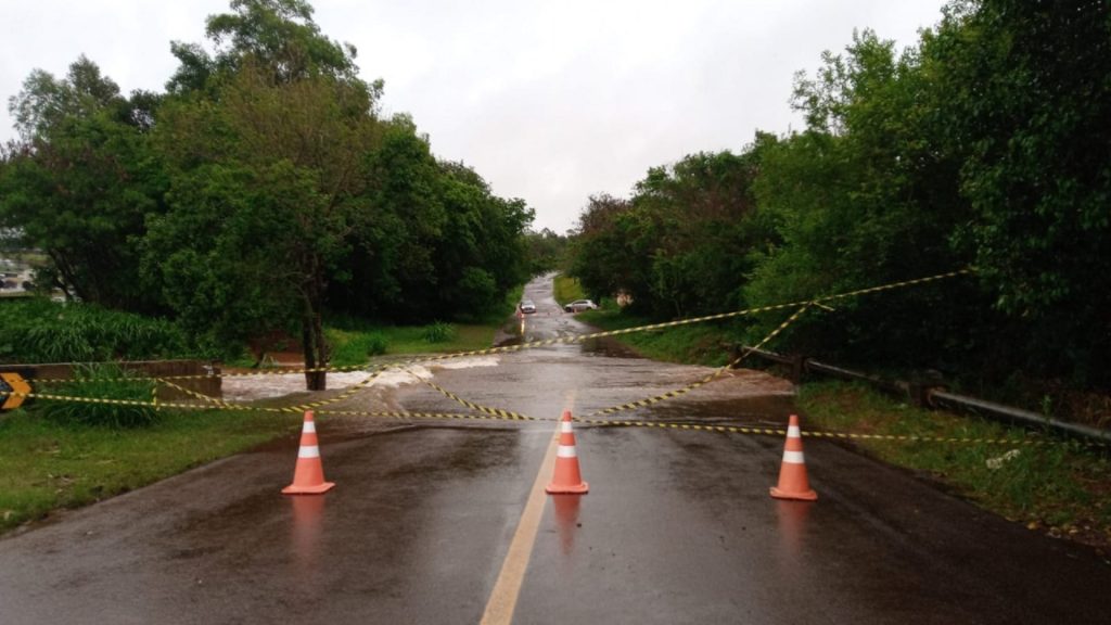 Rua Cesário Bazaki, no Maria Luiza, está bloqueada em razão de alagamento