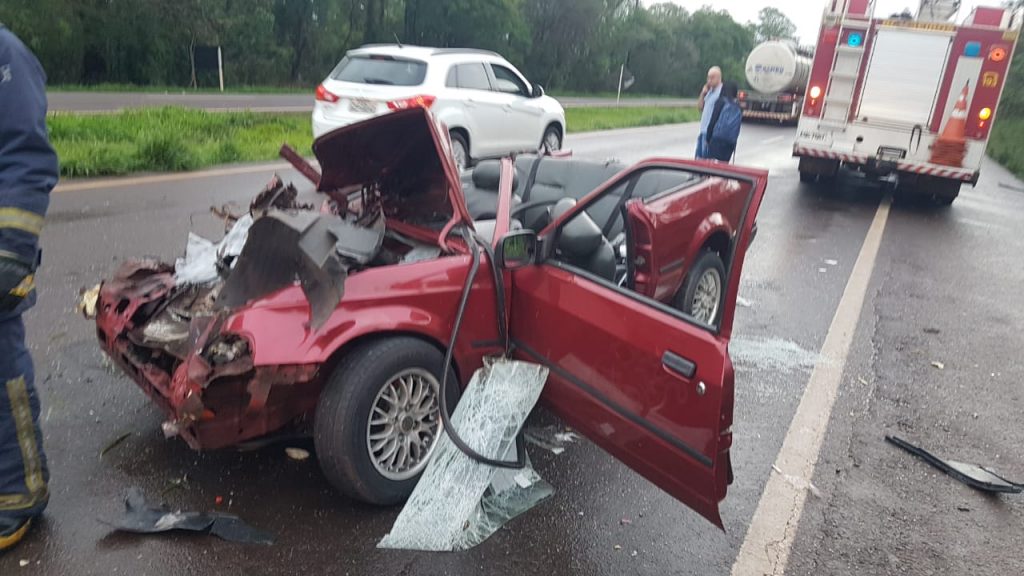 Gravíssima colisão entre carros é registrada na BR-467 em Cascavel; uma pessoa ficou gravemente ferida