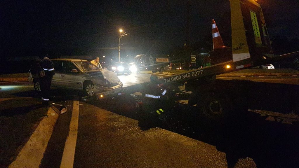 Colisão de trânsito deixa carro com a parte frontal destruída na BR-277, no Trevo da Portal