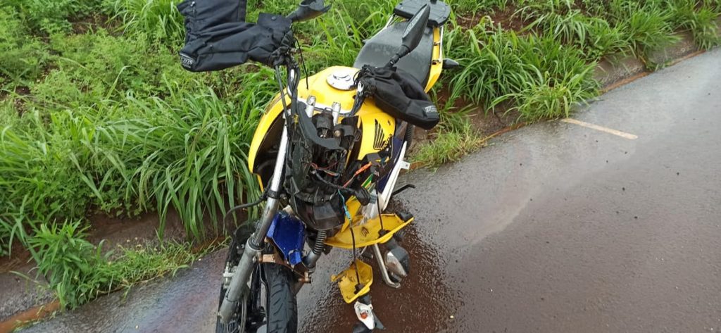 Jovem de 20 anos fica em estado grave ao colidir moto contra traseira de caminhonete na BR-467