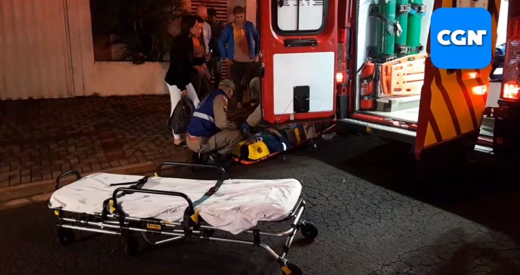 Jovem fratura a perna em colisão entre bicicleta e Fiat Uno no Jardim Veneza; Siate foi mobilizado