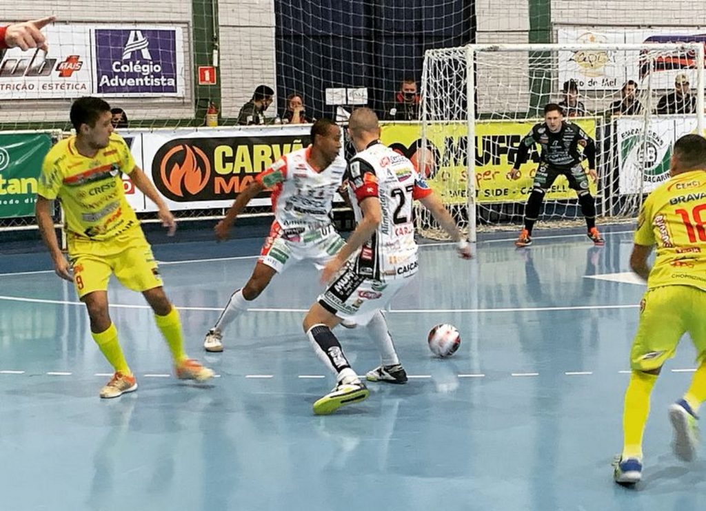 Cascavel Futsal vence o Chopinzinho por 3 a 0 na Neva e se classifica para as semifinais do Campeonato Paranaense