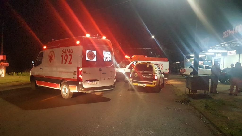 Em surto, homem invade mercado na Rua Europa, provoca lesões em si próprio e precisa ser contido pelo Samu e PM