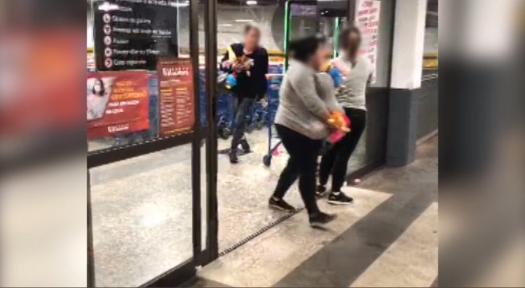 Vídeo mostra trio fugindo após furtar ursinhos de pelúcia em máquina de supermercado