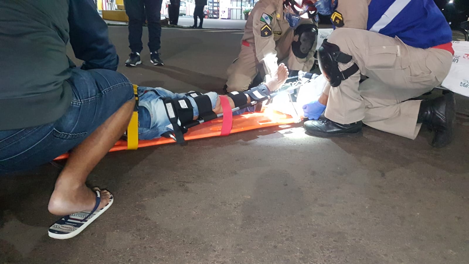 Idoso quebra a perna ao ser atropelado no Bairro Floresta; Mulher que estava com ele também é socorrida após queda Imagem referente a Idoso quebra a perna ao ser atropelado no Bairro Floresta; Mulher que estava com ele também é socorrida após queda