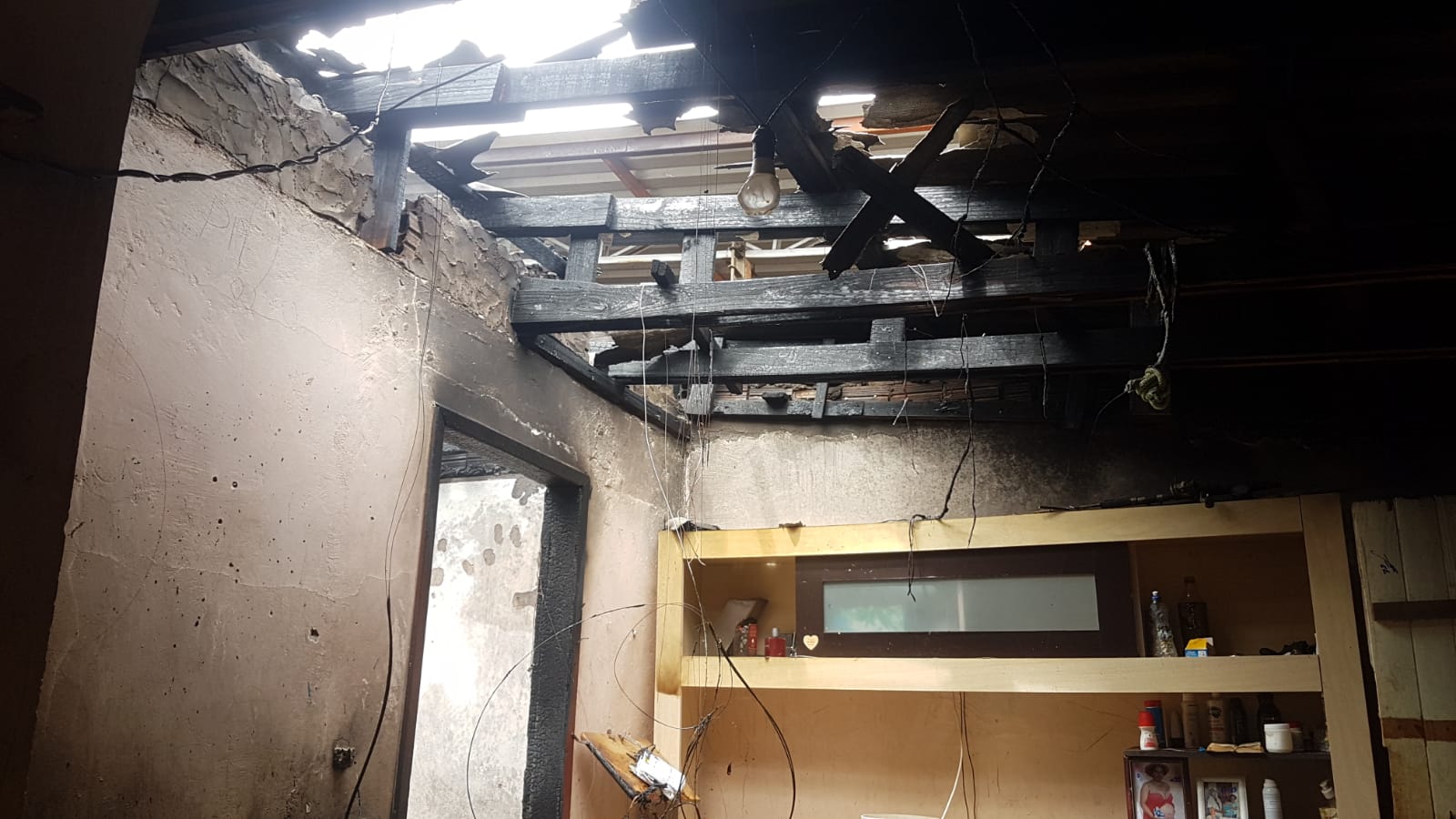 Veja a destruição dos imóveis atingidos pelo fogo em Cascavel; moradora pede ajuda