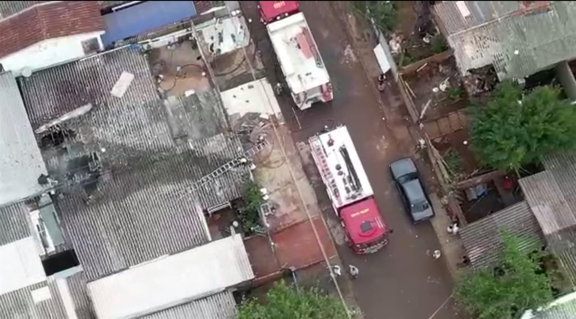 Imagens aéreas mostram o trabalho dos bombeiros no combate a incêndio em Cascavel