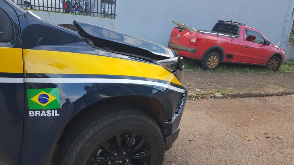Perseguição: carro foge da PRF e só para ao colidir em muro de residência