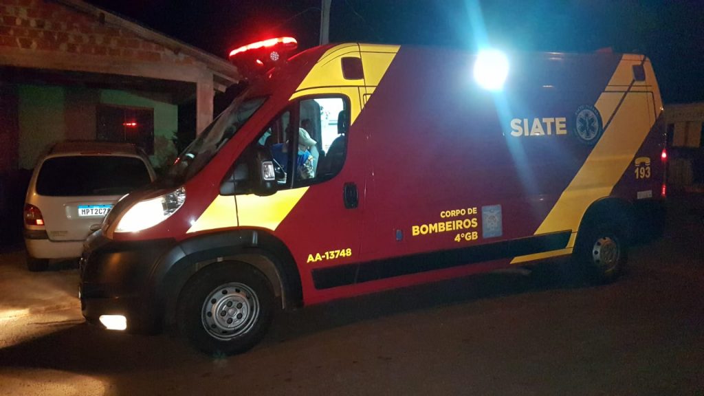 Ciclista de 20 anos sofre queda de bicicleta na Rua José Joaquim Fermino
