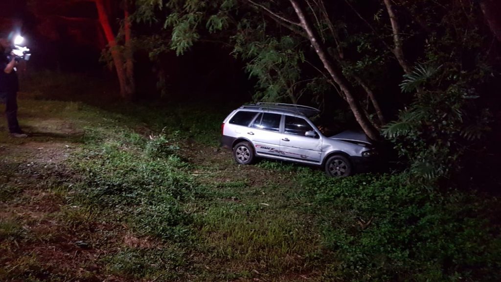 Carros colidem e um é arremessado contra árvore, na Área Militar