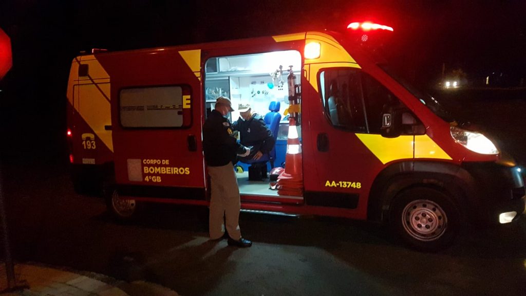 Motociclista de 19 anos colide em poste ao desviar de cachorro no Cancelli
