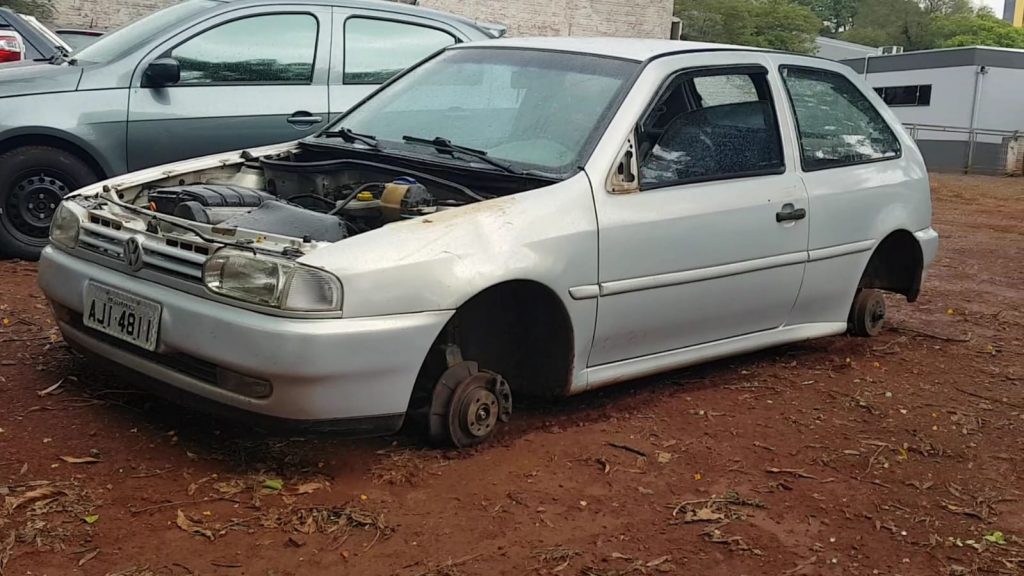 ‘Depenado’, veículo Gol furtado é encontrado na comunidade Alto Bom Retiro, em Cascavel