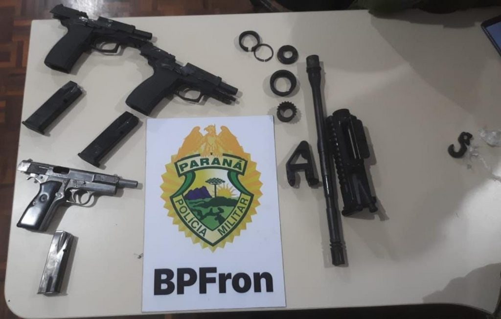 Passageira de ônibus é flagrada pelo BPFron transportando três pistolas e peças de fuzil presas às pernas em Medianeira