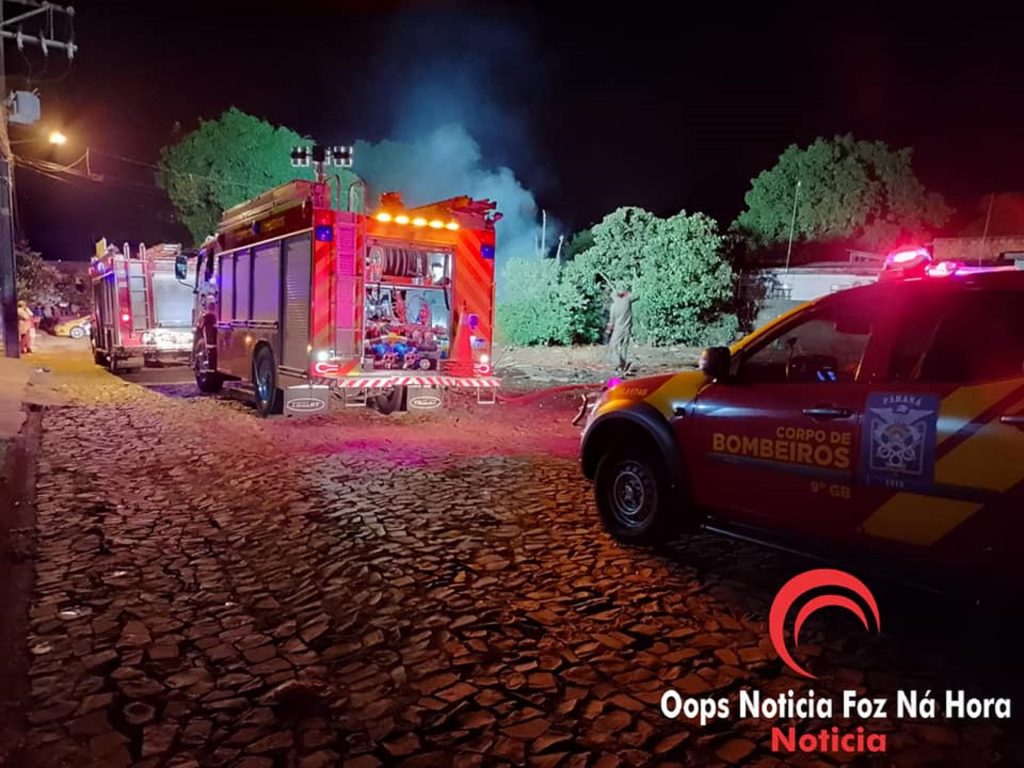 Residência de madeira fica destruída após incêndio no Bairro Vila Miranda, em Foz do Iguaçu