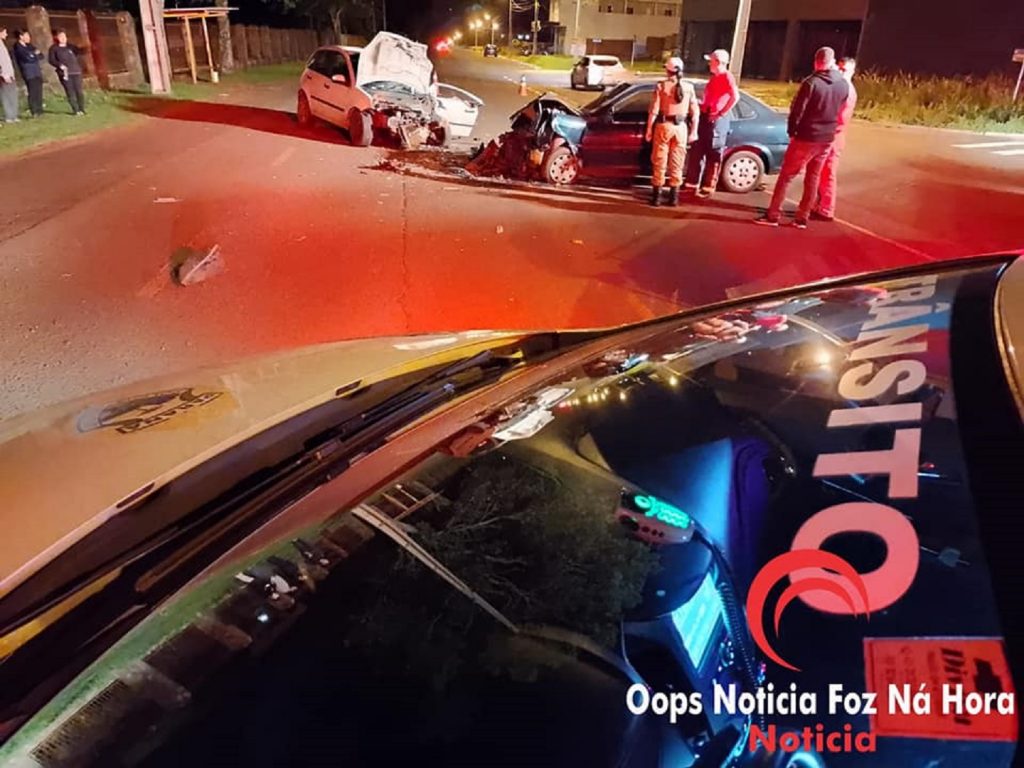 Duas pessoas ficam feridas após forte colisão frontal entre carros em Foz do Iguaçu