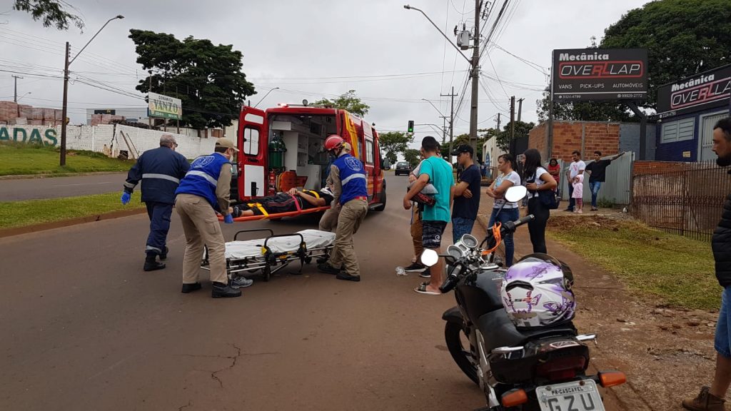 Jovem de 19 anos fica ferido ao cair com moto na Av. Rocha Pombo; Siate foi mobilizado