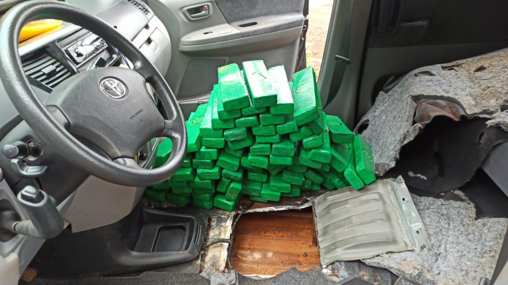 PRE detém dupla de paraguaios com 101 kg de maconha na PR-182, em Realeza