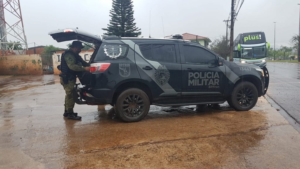Celulares importados ilegalmente são apreendidos em ação do BPFron na Av. Tancredo Neves, em Cascavel