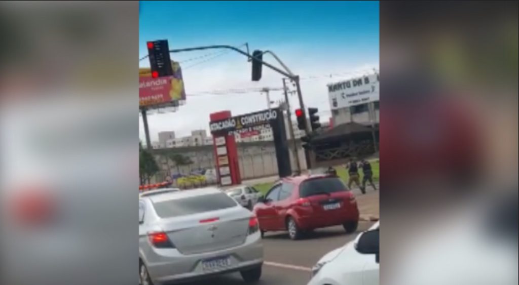 Vídeo flagra confronto armado que terminou com três suspeitos mortos em Maringá