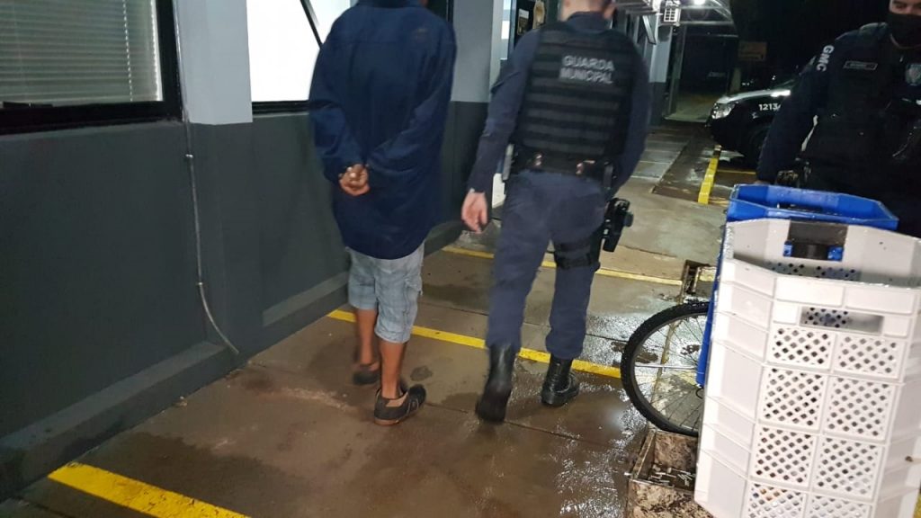 Indivíduo é detido por furto e levado à Delegacia pela GM