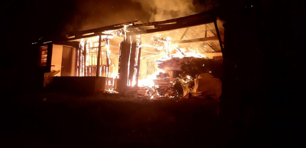 Casa é totalmente consumida pelo fogo em Boa Vista da Aparecida