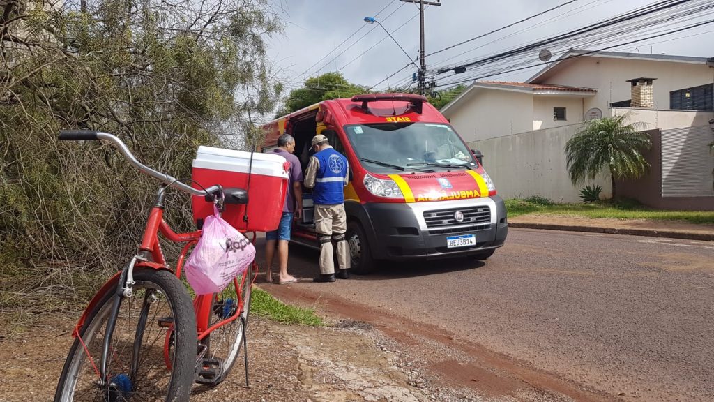 Homem de 60 anos cai de bicicleta e fica ferido na Rua Ponta Grossa