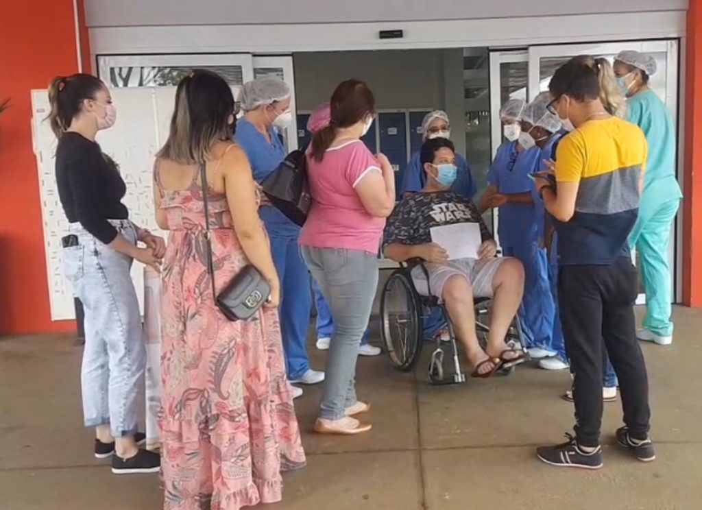 Técnico de enfermagem recebe alta do HUOP após 49 dias internado acometido pela covid-19