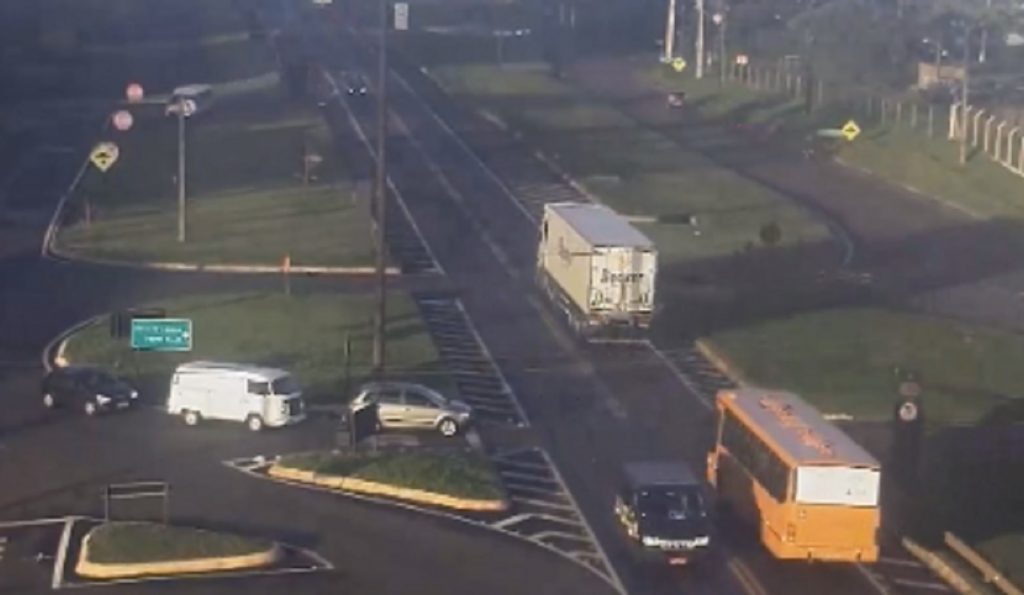 Câmera flagra acidente registrado entre carro e caminhão na BR-277