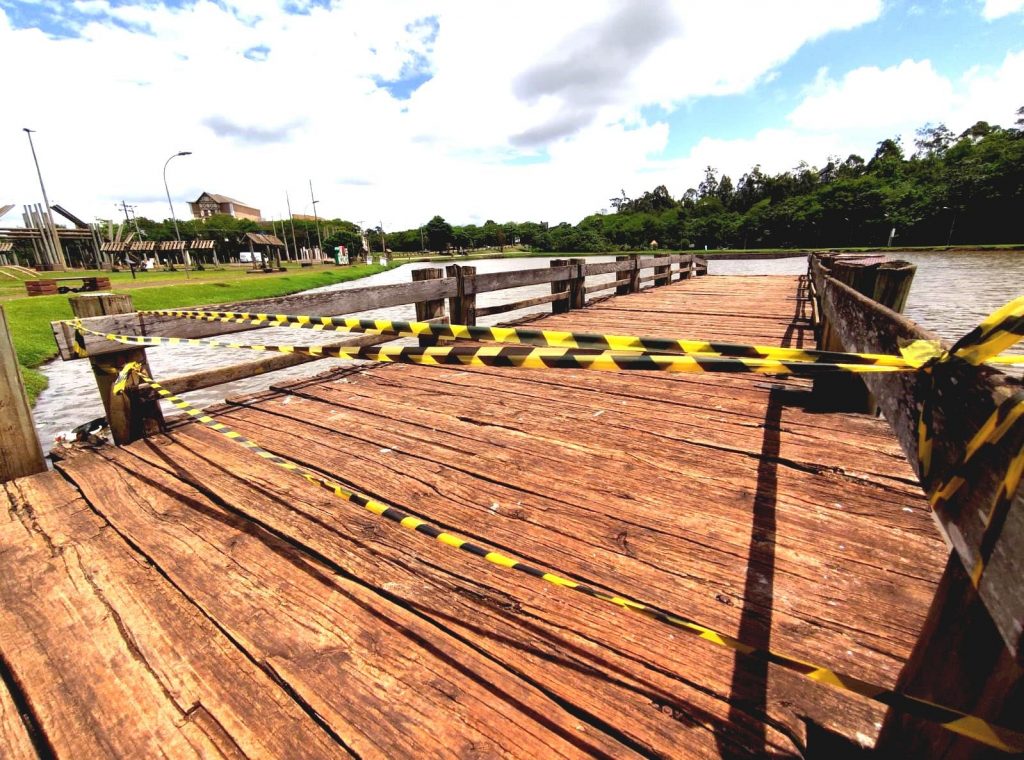 Trapiche do lago municipal é interditado em Marechal