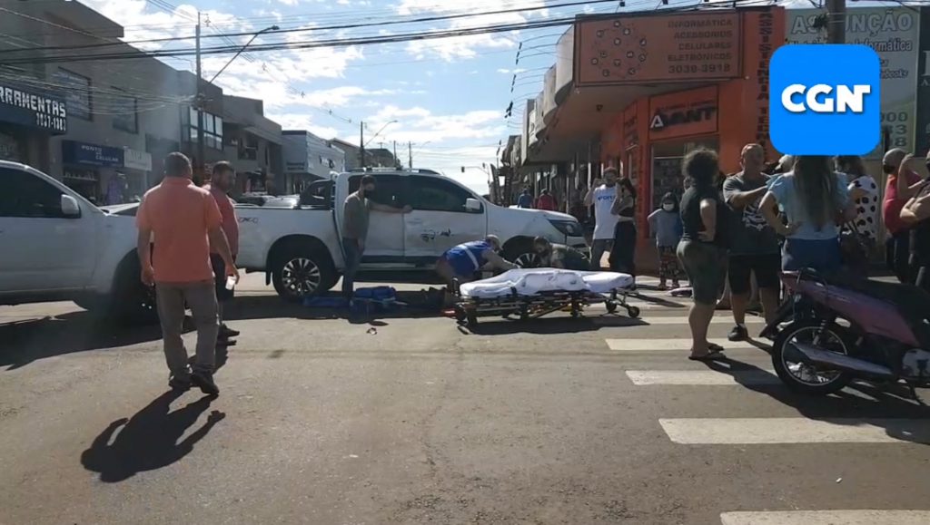 Motociclista fica em estado grave em colisão entre duas caminhonetes e uma moto na Rua São Paulo