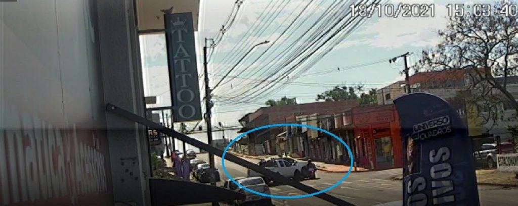 Novas imagens mostram impressionante acidente entre caminhonetes e moto
