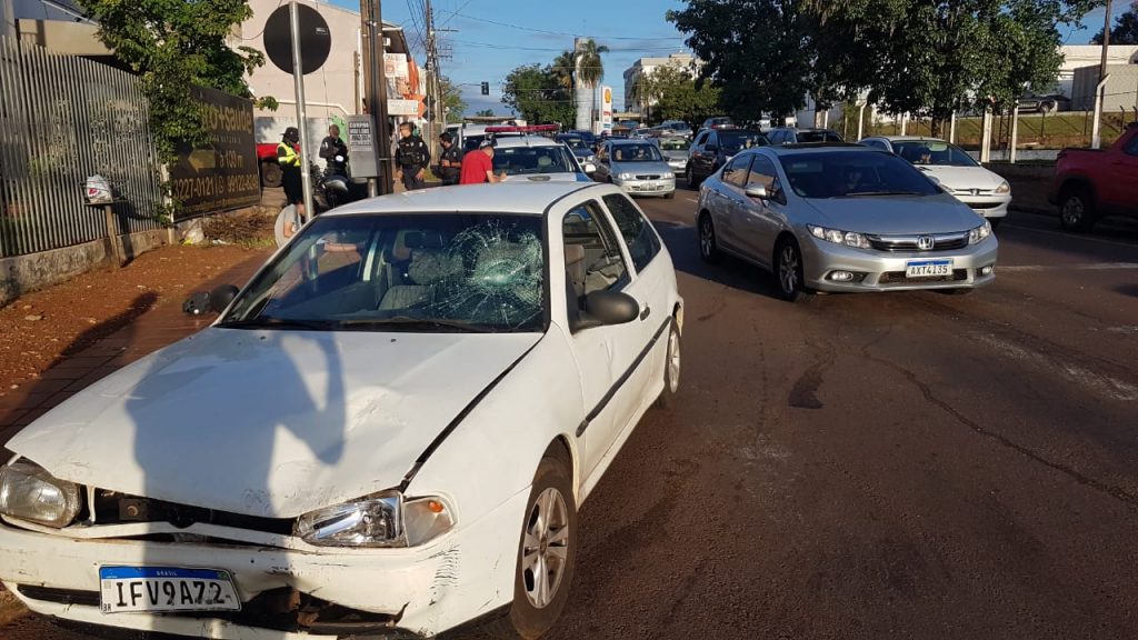 Colisão de trânsito envolve dois carros e uma moto na Rua Cuiabá, no Bairro Neva