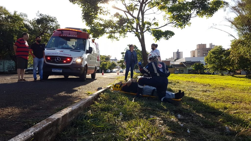 Colisão traseira entre carro e moto deixa casal ferido na Rua Rio de Janeiro, no Centro