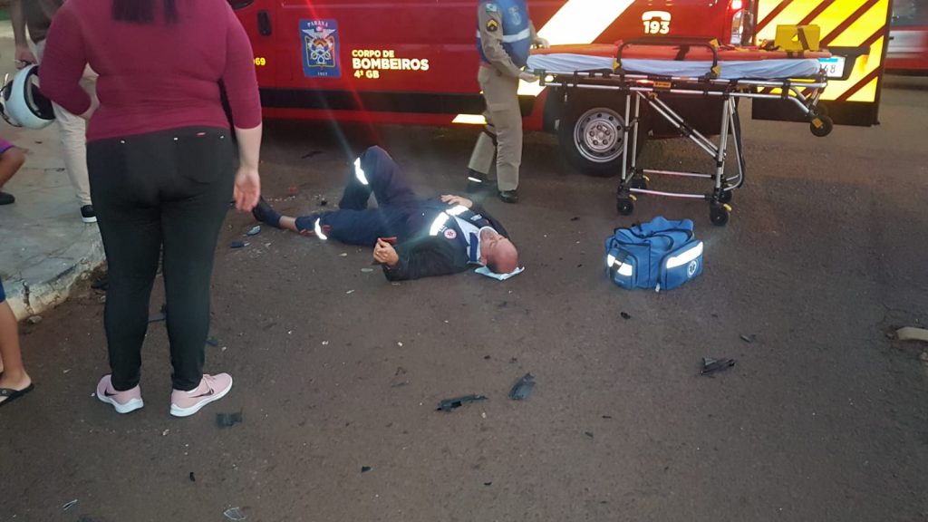 Colisão entre carro e moto deixa ambos os condutores feridos na Avenida Uirapuru, no Jardim Clarito