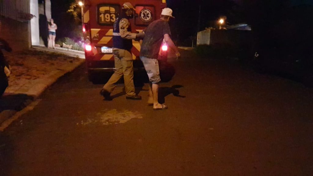 Ao separar briga entre cães, dono é atacado pelos dois animais e precisa dos cuidados do Siate no Bairro Cataratas