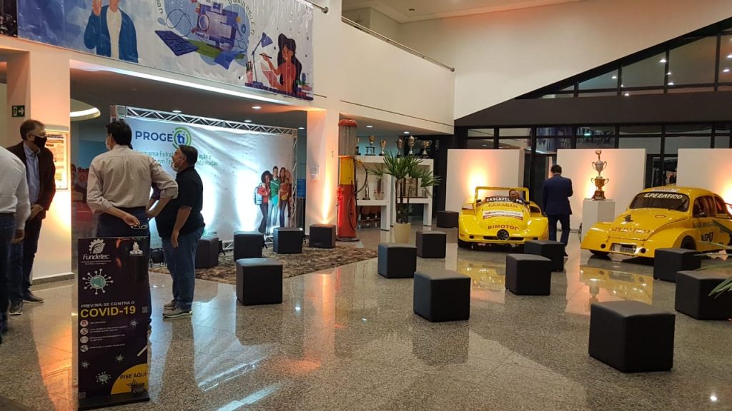Programa ProgeTI, que objetiva capacitar jovens para a profissão de programador, é lançado em Cascavel