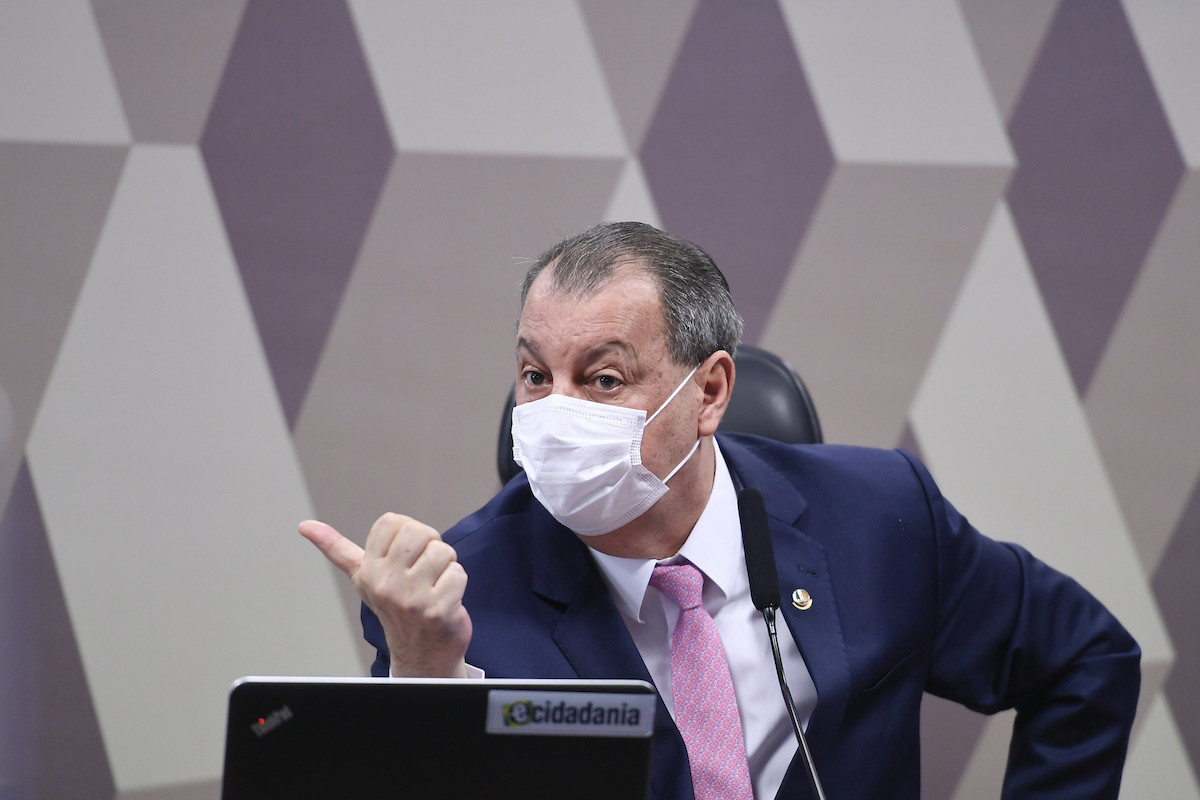 Aziz critica relatório, mas se recusa a alterar conteúdo: ‘ninguém é besta aqui’