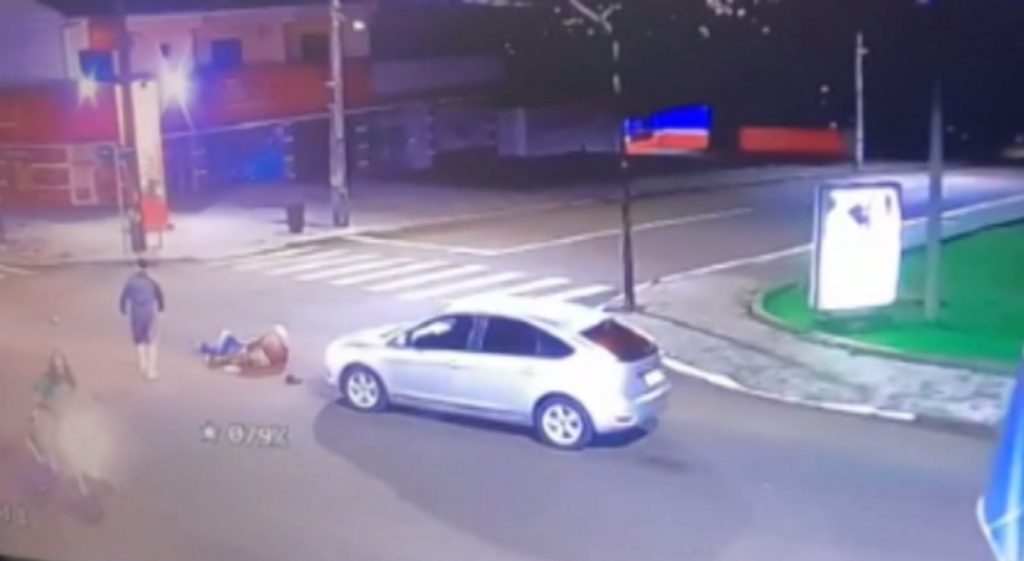 Câmera registra momento em que duas pessoas são atropeladas por carro no Bairro Brasília, em Cascavel