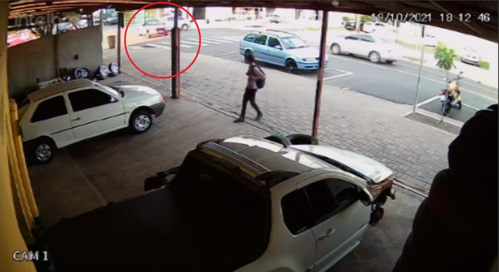 Câmera flagra colisão entre carros no Bairro Clarito; um dos condutores fugiu do local, porém a placa do veículo ficou caída
