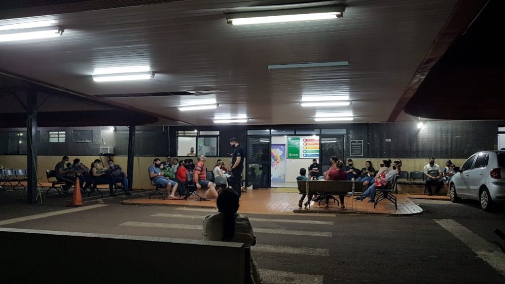 Semana começa com UPA Tancredo lotada e reclamações da população por conta da demora para atendimento