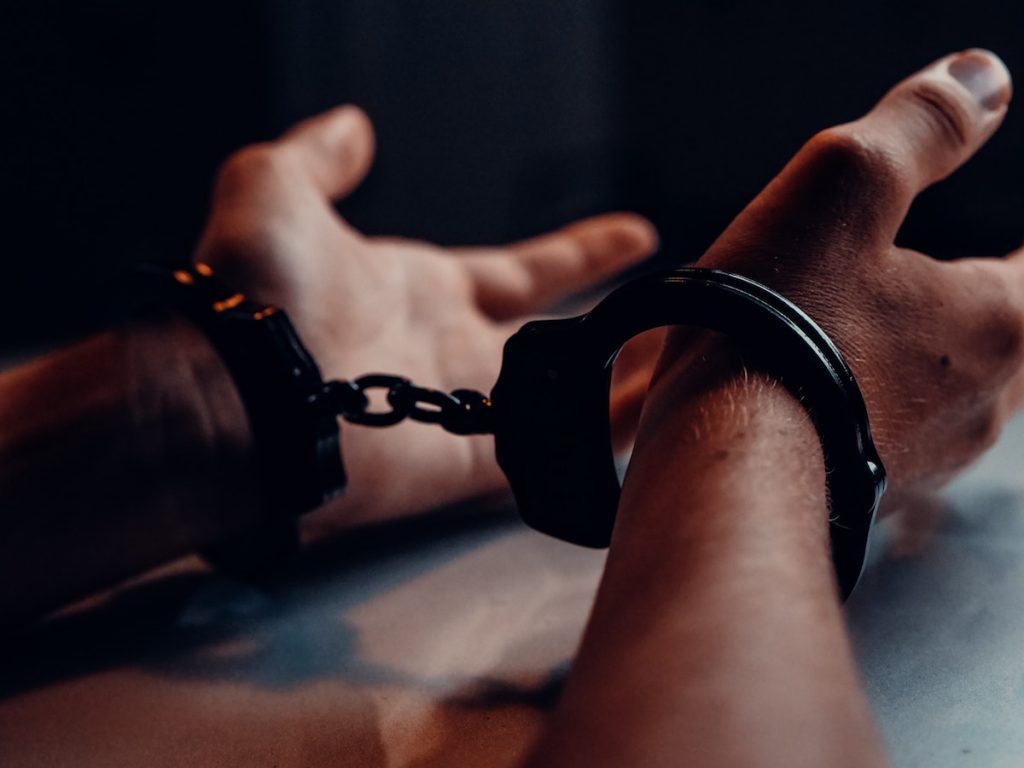 Terror psicológico: ladrões fazem família de refém e roubam caminhonete